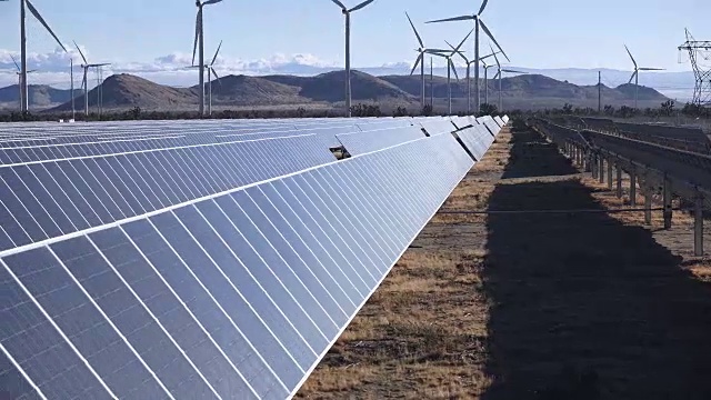 太阳能农场和风力涡轮机，绿色能源视频素材