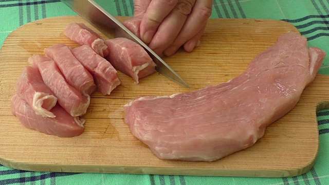 切菜板上的新鲜猪肉视频下载