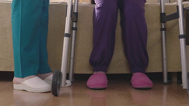 护理助理教残疾老年妇女如何用助行器走路视频下载