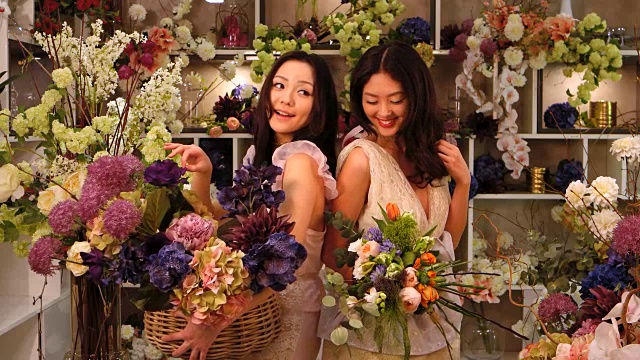 花店。亚洲妇女在花店工作快乐视频下载