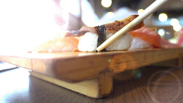 近距离观察在日本餐厅吃寿司的人视频素材