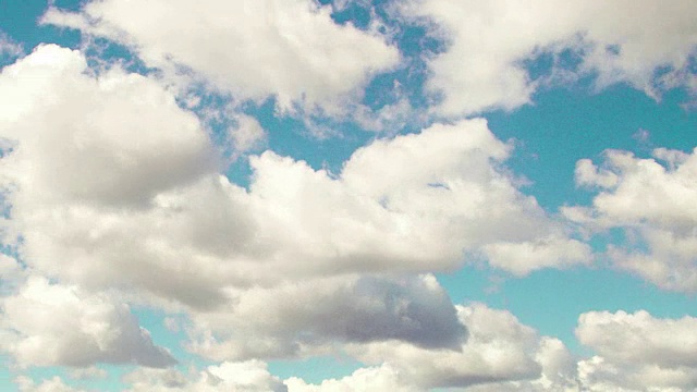 全高清泰姆用蓬松的云环绕白天的天空，循环视频视频下载