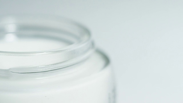 高品质的w美容霜，针对敏感肌肤和抗衰老，基于透明质酸酵素在白色背景。美的概念和财富美肤霜视频素材