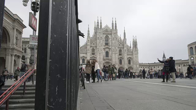 意大利米兰多云的日子里，大教堂广场的时光流逝视频素材