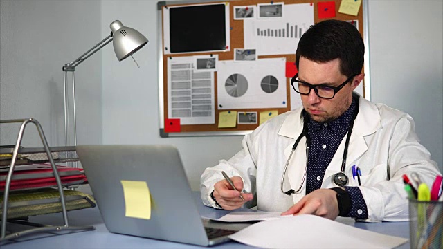 在工作场所使用笔记本和医疗表格的医疗助理。视频素材