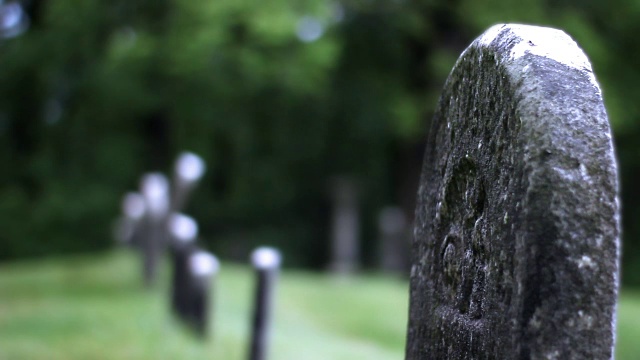 在阴湿阴雨的墓地里，孤零零的墓碑视频素材