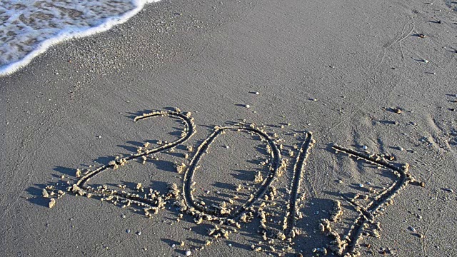 2017年以题字的形式出现在沙滩上。在海滩上拍摄。视频素材