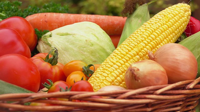 篮子里装着玉米，西红柿，土豆和洋葱的静物画视频素材