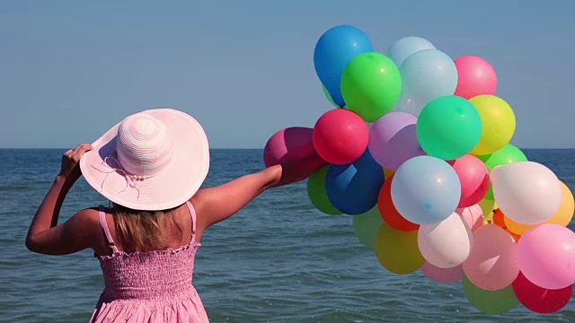 沙滩上拿着气球的女孩视频下载
