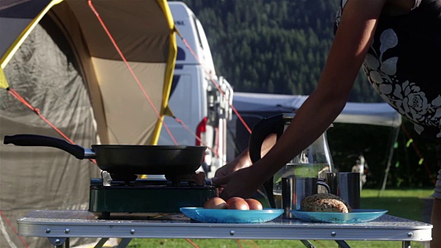 在野营中做早餐的女人视频下载