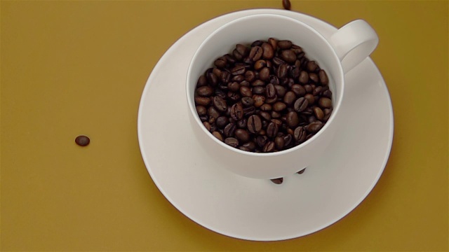 整个咖啡豆掉进杯子里。视频下载