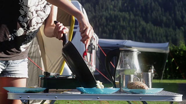 野营里的女人早餐煎鸡蛋和煮咖啡视频素材