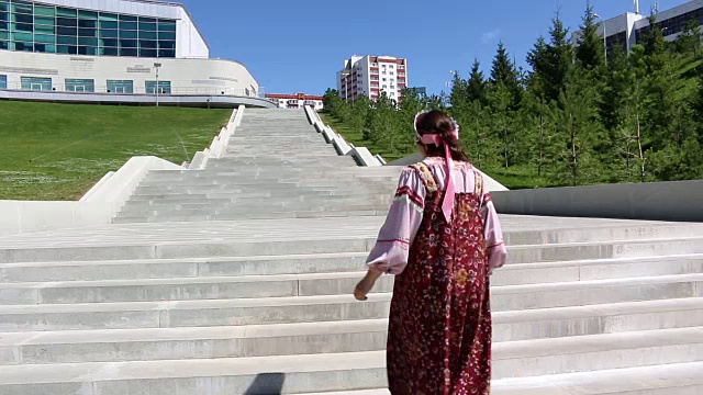 女孩在国家萨拉凡爬楼梯和跳舞视频素材