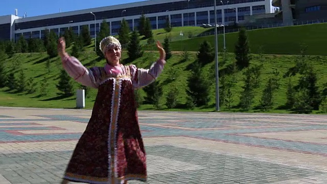 穿着民族服装的女孩在广场上跳舞视频素材