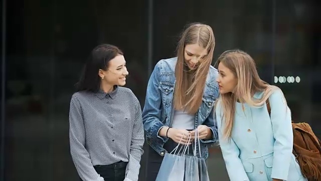 三个年轻女人互相分享她们的新买的东西视频素材