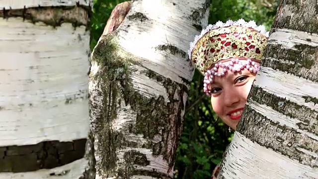 穿着民族服装和桦树的快乐俄罗斯女孩视频素材
