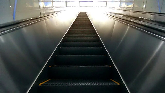 大阪的自动扶梯正在上升。视频下载