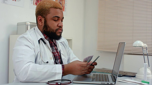 一位非裔美国医生用现金计算他的薪水视频素材