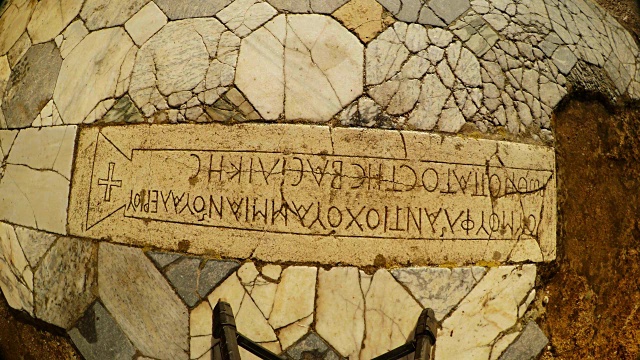 古希腊古镇萨拉米斯大理石地板上的铭文视频下载
