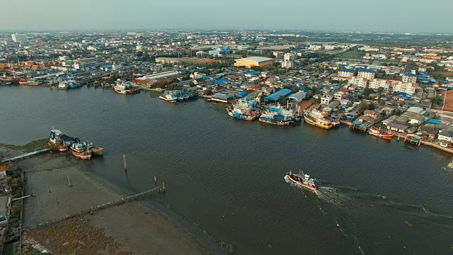 航拍的渔船运行在泰国萨缪萨贡省钦河视频素材