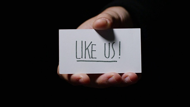 一只手举着一张卡片，上面写着“像我们一样”。经营理念，感谢，记录网站，客户服务，沟通，社交网络，喜欢视频素材