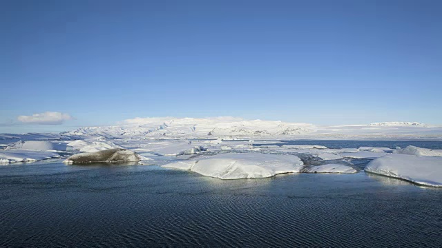 冰岛冰川湖Jokulsarlon的日出视频下载