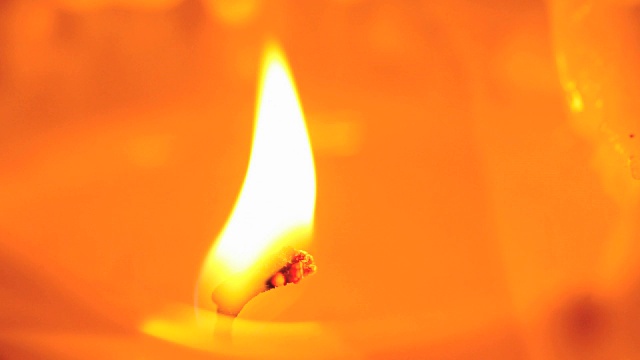 一个燃烧的蜡烛的Cinemagraph，特写视频下载