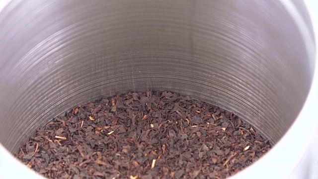 茶在一个有盖的铁罐里视频下载