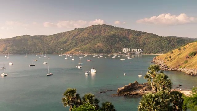 泰国日著名的普吉岛观景台游艇码头湾全景4k时间流逝视频素材