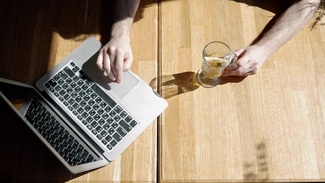 商务早餐，咖啡，热巧克力和笔记本电脑俯视图，现代博客记者自由撰稿人视频素材