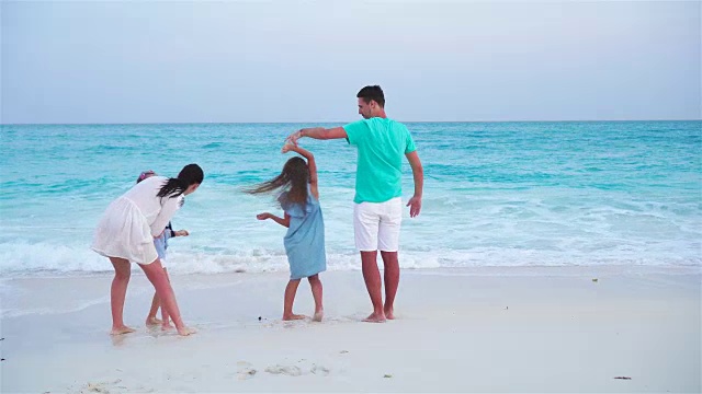 年轻的家庭度假有很多乐趣视频素材