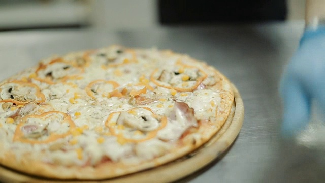 厨师制作披萨的步骤视频素材