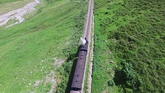 一列蒸汽火车在瑞士阿尔卑斯山的航拍镜头视频下载