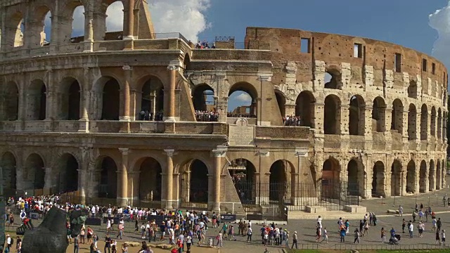 意大利夏日最受欢迎的罗马城斗牛场前方行走全景4k视频下载