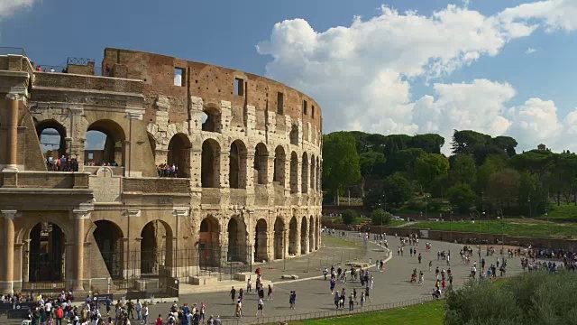 意大利罗马城夏日著名的斗牛场拥挤的广场全景4k视频下载