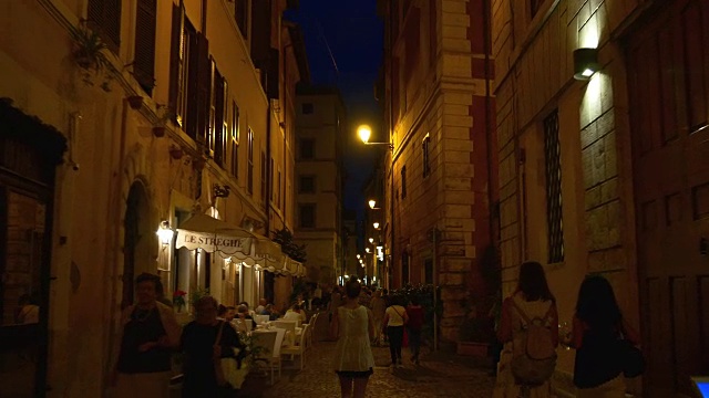 意大利罗马著名的夜行时间狭长的街道全景4k视频下载