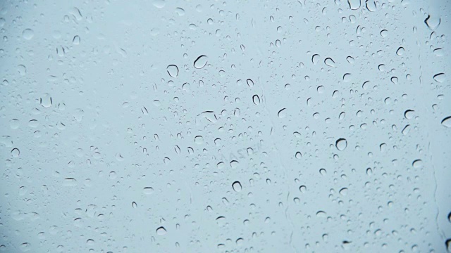 雨从窗玻璃上落下视频下载