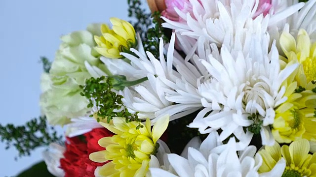 特写，旋转，花篮内的花束由丁香、开心果、菊花、一枝黄花、俄罗斯花组成视频素材