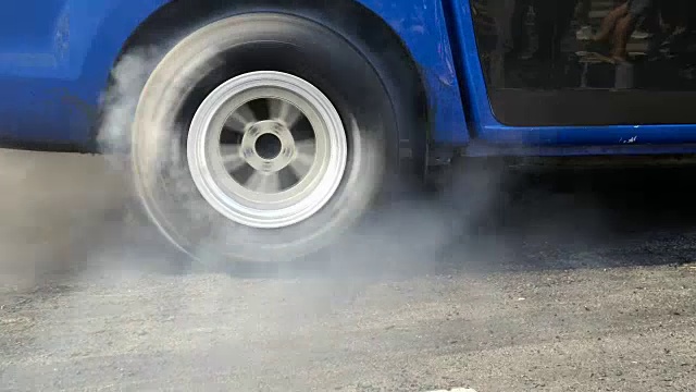 短程赛车为比赛燃烧轮胎视频素材