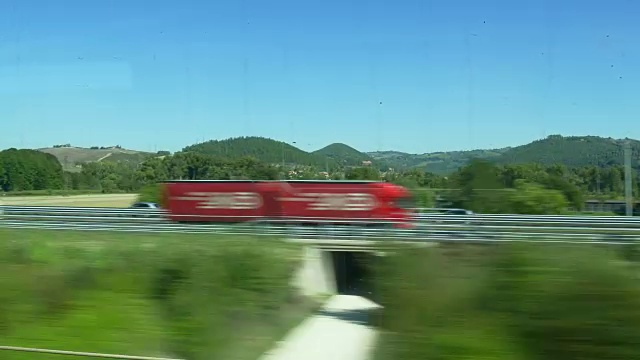 意大利阳光明媚的夏日风景列车乘客窗板4k视频素材