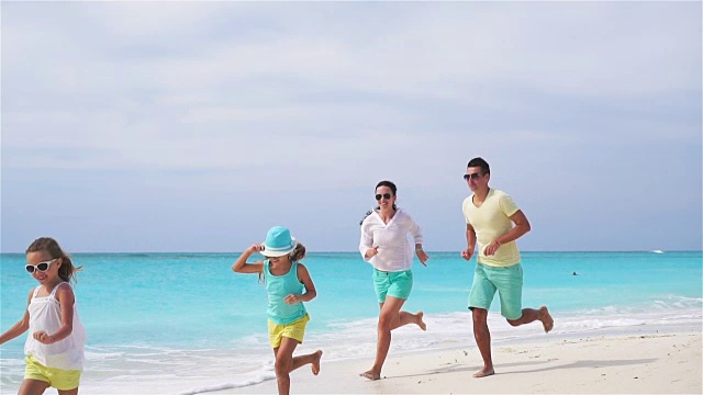 度假的年轻家庭在海滩上玩得很开心。缓慢的运动。视频素材