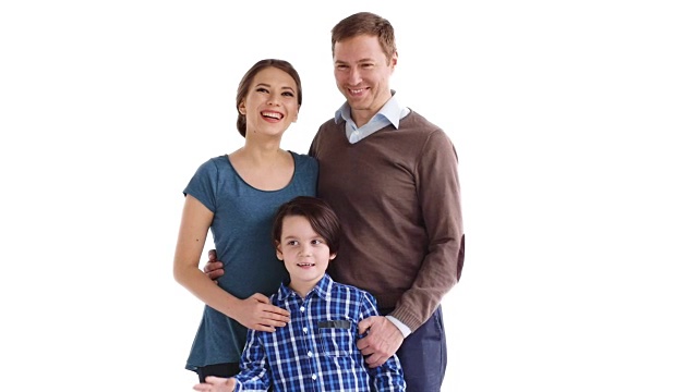 幸福的家庭和孩子在白色背景下摆姿势视频下载