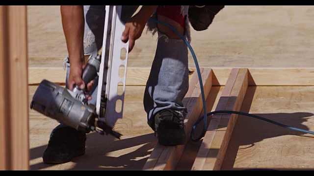 建筑工人用钉枪视频素材