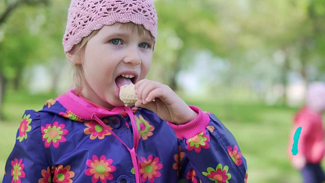 一个小女孩吃着冰淇淋，乐得不得了视频下载