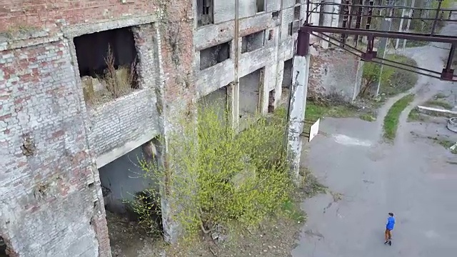 在废弃工厂里骑摩托车的男孩视频下载