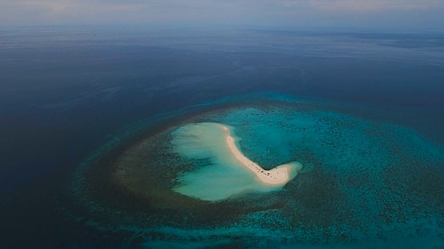 鸟瞰图美丽的海滩热带岛屿。Camiguin岛菲律宾视频下载