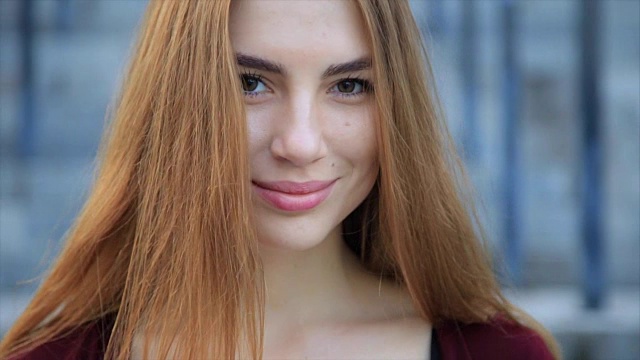 女人的肖像长头发的漂亮白人女人在城市微笑视频下载