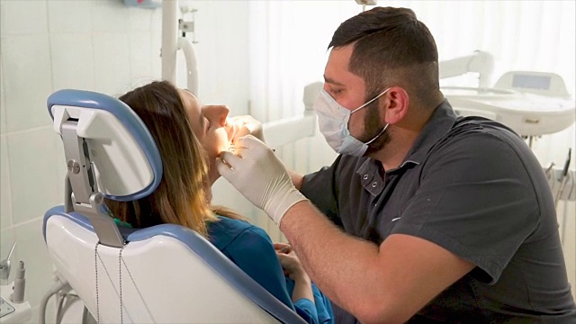 牙医正在检查女病人视频素材