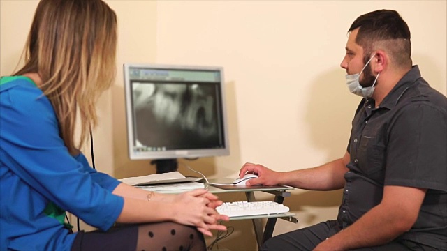病人和牙医讨论x光结果视频素材