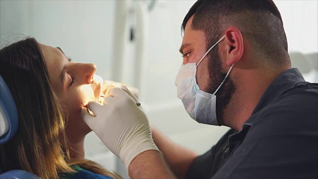 牙科医生为一位女病人做的初次检查视频素材